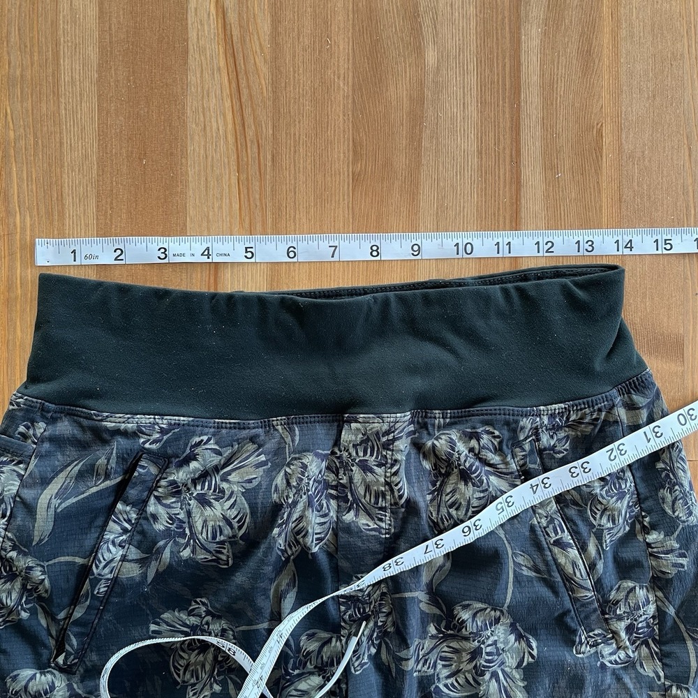 Athleta Trekkie North Printed Shorts Women's 4 Ripstop Stretch Waist Zip Pockets - Picture 14 of 16